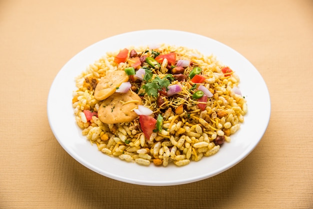 Bhel Puri é um lanche saboroso ou item Chaat da Índia. É feito de arroz tufado, vegetais e molho picante de tamarindo. Comida indiana popular à beira da estrada