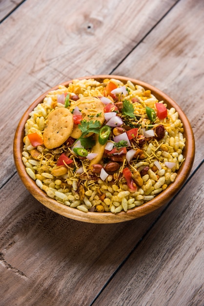 Bhel Puri é um lanche saboroso ou item Chaat da Índia. É feito de arroz tufado, vegetais e molho picante de tamarindo. Comida indiana popular à beira da estrada