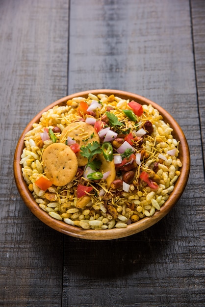 Bhel Puri é um lanche saboroso ou item Chaat da Índia. É feito de arroz tufado, vegetais e molho picante de tamarindo. Comida indiana popular à beira da estrada