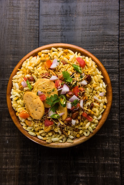 Bhel Puri é um lanche saboroso ou item Chaat da Índia. É feito de arroz tufado, vegetais e molho picante de tamarindo. Comida indiana popular à beira da estrada