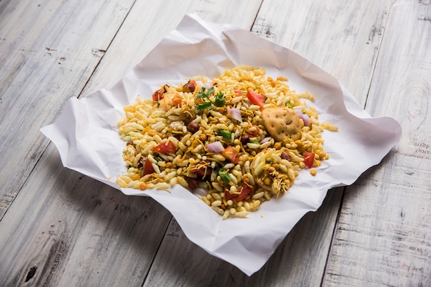 Bhel Puri é um lanche saboroso ou item Chaat da Índia. É feito de arroz tufado, vegetais e molho picante de tamarindo. Comida indiana popular à beira da estrada