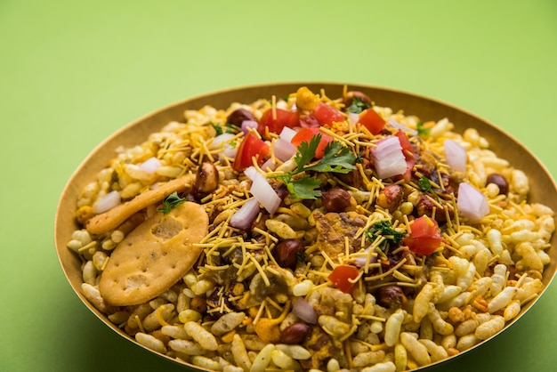 Bhel Puri es un bocadillo salado o un artículo Chaat de la India. Está hecho de arroz inflado, verduras y salsa picante de tamarindo. Comida india popular al lado de la carretera