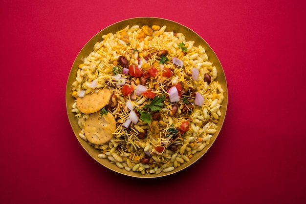 Bhel Puri es un bocadillo salado o un artículo Chaat de la India. Está hecho de arroz inflado, verduras y salsa picante de tamarindo. Comida india popular al lado de la carretera