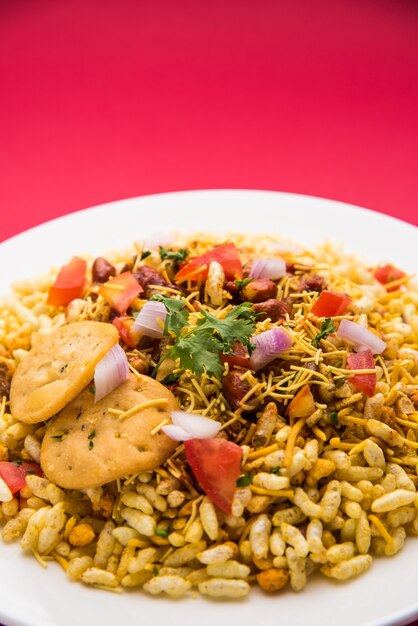 Bhel Puri es un bocadillo salado o un artículo Chaat de la India. Está hecho de arroz inflado, verduras y salsa picante de tamarindo. Comida india popular al lado de la carretera