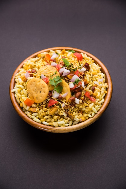 Bhel Puri es un bocadillo salado o un artículo Chaat de la India. Está hecho de arroz inflado, verduras y salsa picante de tamarindo. Comida india popular al lado de la carretera