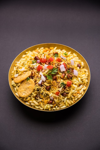 Bhel Puri es un bocadillo salado o un artículo Chaat de la India. Está hecho de arroz inflado, verduras y salsa picante de tamarindo. Comida india popular al lado de la carretera