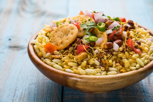 Bhel Puri es un bocadillo salado o un artículo Chaat de la India. Está hecho de arroz inflado, verduras y salsa picante de tamarindo. Comida india popular al lado de la carretera