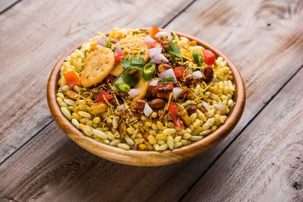 Bhel Puri es un bocadillo salado o un artículo Chaat de la India. Está hecho de arroz inflado, verduras y salsa picante de tamarindo. Comida india popular al lado de la carretera