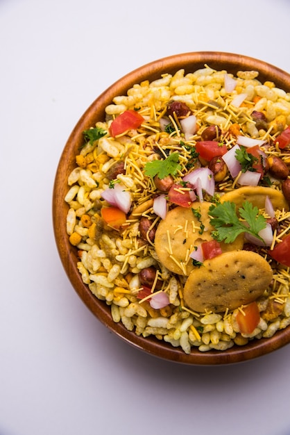 Bhel Puri ist ein herzhafter Snack oder Chaat-Artikel aus Indien. Es besteht aus Puffreis, Gemüse und würziger Tamarindensauce. Beliebtes indisches Essen am Straßenrand