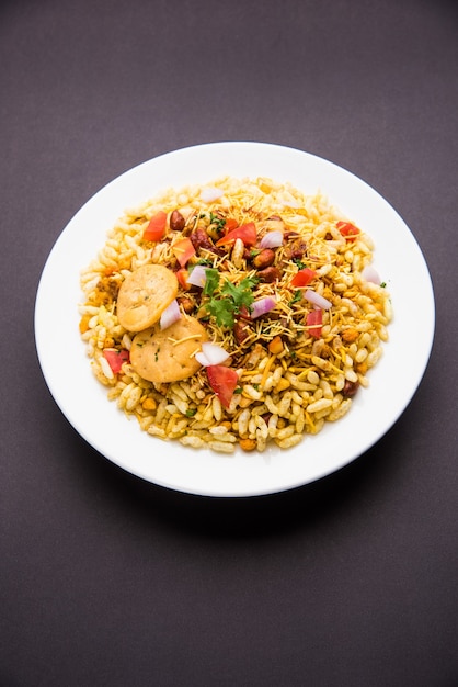 Bhel Puri ist ein herzhafter Snack oder Chaat-Artikel aus Indien. Es besteht aus Puffreis, Gemüse und würziger Tamarindensauce. Beliebtes indisches Essen am Straßenrand