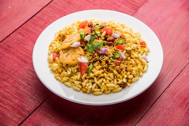 Bhel Puri ist ein herzhafter Snack oder Chaat-Artikel aus Indien. Es besteht aus Puffreis, Gemüse und würziger Tamarindensauce. Beliebtes indisches Essen am Straßenrand