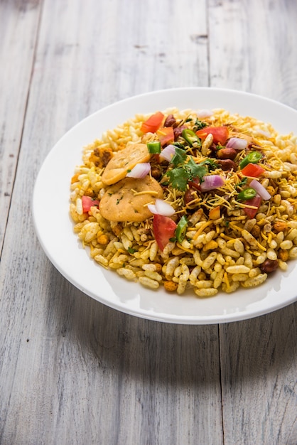 Bhel Puri ist ein herzhafter Snack oder Chaat-Artikel aus Indien. Es besteht aus Puffreis, Gemüse und würziger Tamarindensauce. Beliebtes indisches Essen am Straßenrand