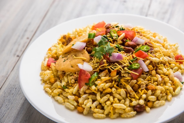 Bhel Puri ist ein herzhafter Snack oder Chaat-Artikel aus Indien. Es besteht aus Puffreis, Gemüse und würziger Tamarindensauce. Beliebtes indisches Essen am Straßenrand