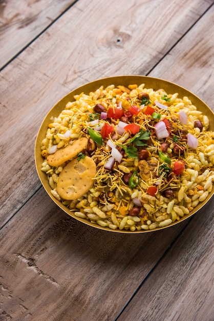 Bhel Puri ist ein herzhafter Snack oder Chaat-Artikel aus Indien. Es besteht aus Puffreis, Gemüse und würziger Tamarindensauce. Beliebtes indisches Essen am Straßenrand