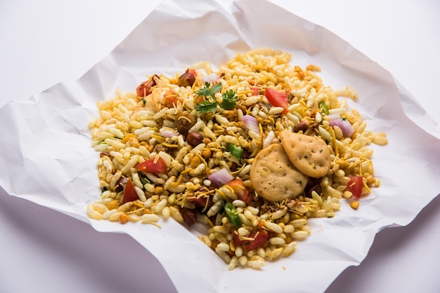 Bhel Puri ist ein herzhafter Snack oder Chaat-Artikel aus Indien. Es besteht aus Puffreis, Gemüse und würziger Tamarindensauce. Beliebtes indisches Essen am Straßenrand