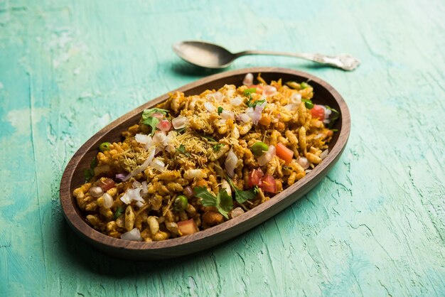 Bhelpuri Chaat o charla es una comida sabrosa de la India que se encuentra junto a la carretera, que se sirve en un tazón o plato. enfoque selectivo