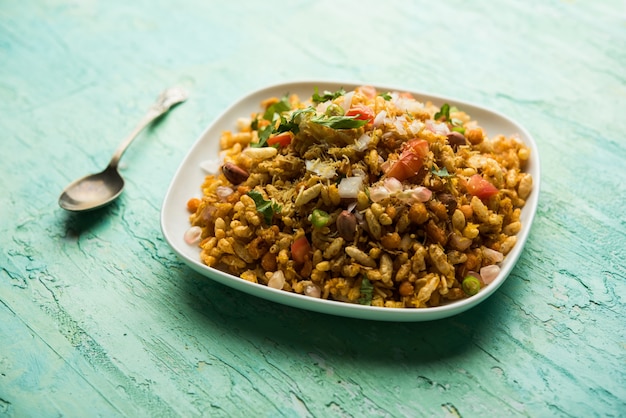 Bhelpuri Chaat o charla es una comida sabrosa de la India que se encuentra junto a la carretera, que se sirve en un tazón o plato. enfoque selectivo