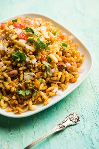 Bhelpuri Chaat o charla es una comida sabrosa de la India que se encuentra junto a la carretera, que se sirve en un tazón o plato. enfoque selectivo