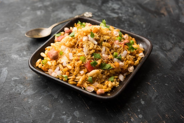 Bhelpuri Chaat o charla es una comida sabrosa de la India que se encuentra junto a la carretera, que se sirve en un tazón o plato. enfoque selectivo