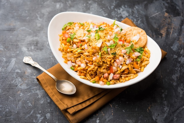 Bhelpuri Chaat o charla es una comida sabrosa de la India que se encuentra junto a la carretera, que se sirve en un tazón o plato. enfoque selectivo