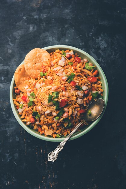 Bhelpuri Chaat o charla es una comida sabrosa de la India que se encuentra junto a la carretera, que se sirve en un tazón o plato. enfoque selectivo