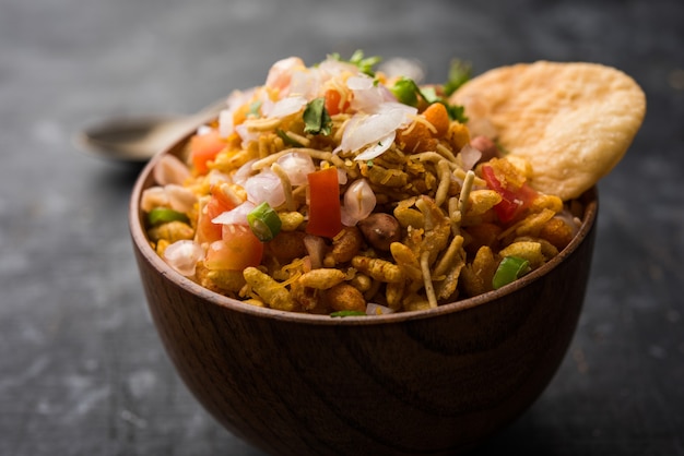 Bhelpuri Chaat o charla es una comida sabrosa de la India que se encuentra junto a la carretera, que se sirve en un tazón o plato. enfoque selectivo