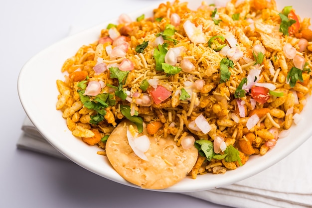 Bhelpuri Chaat o charla es una comida sabrosa de la India que se encuentra junto a la carretera, que se sirve en un tazón o plato. enfoque selectivo