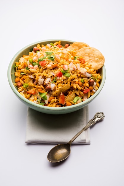 Bhelpuri Chaat o charla es una comida sabrosa de la India que se encuentra junto a la carretera, que se sirve en un tazón o plato. enfoque selectivo