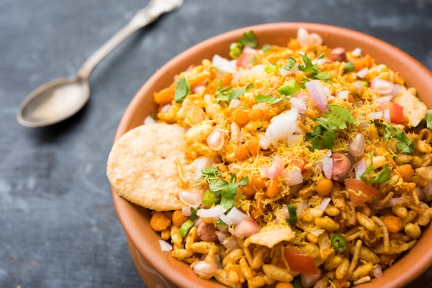 Bhelpuri Chaat o charla es una comida sabrosa de la India que se encuentra junto a la carretera, que se sirve en un tazón o plato. enfoque selectivo