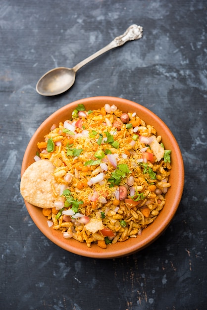 Bhelpuri Chaat o charla es una comida sabrosa de la India que se encuentra junto a la carretera, que se sirve en un tazón o plato. enfoque selectivo