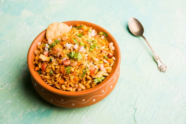 Bhelpuri Chaat o charla es una comida sabrosa de la India que se encuentra junto a la carretera, que se sirve en un tazón o plato. enfoque selectivo