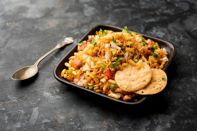 Bhelpuri Chaat oder Chat ist ein leckeres Essen am Straßenrand aus Indien, das in einer Schüssel oder einem Teller serviert wird. selektiver Fokus