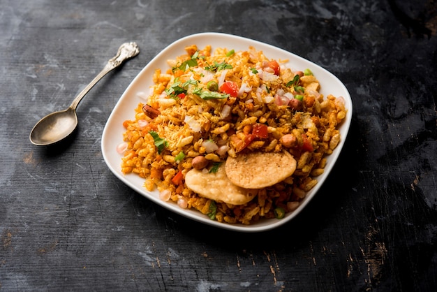 Bhelpuri Chaat oder Chat ist ein leckeres Essen am Straßenrand aus Indien, das in einer Schüssel oder einem Teller serviert wird. selektiver Fokus