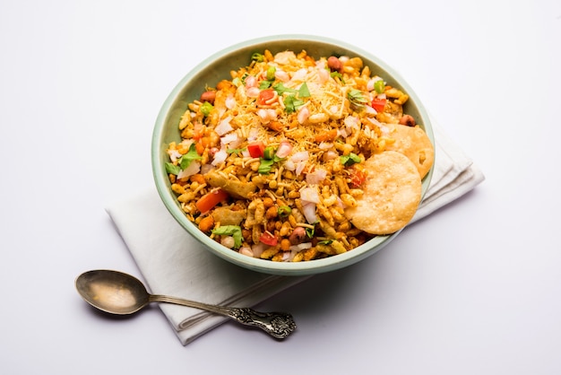 Bhelpuri Chaat oder Chat ist ein leckeres Essen am Straßenrand aus Indien, das in einer Schüssel oder einem Teller serviert wird. selektiver Fokus