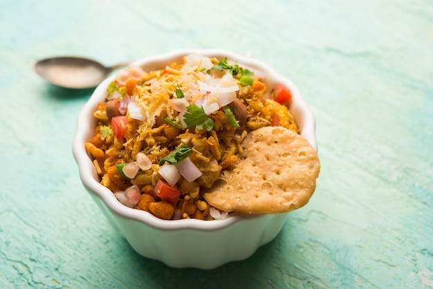 Bhelpuri Chaat oder Chat ist ein leckeres Essen am Straßenrand aus Indien, das in einer Schüssel oder einem Teller serviert wird. selektiver Fokus