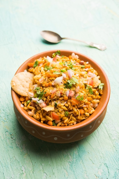 Bhelpuri Chaat oder Chat ist ein leckeres Essen am Straßenrand aus Indien, das in einer Schüssel oder einem Teller serviert wird. selektiver Fokus