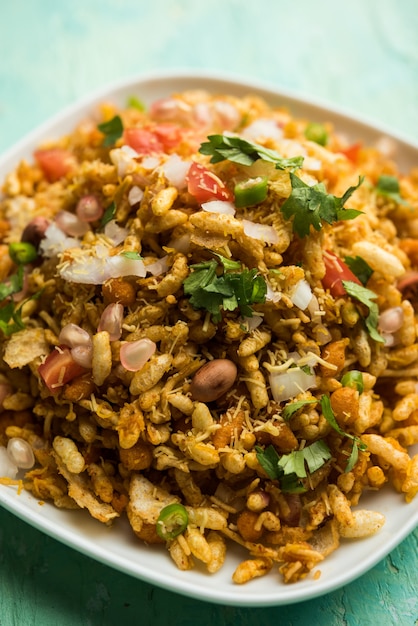 Bhelpuri chaat ou chat é uma comida saborosa de beira de estrada da índia, servido em uma tigela ou prato. foco seletivo