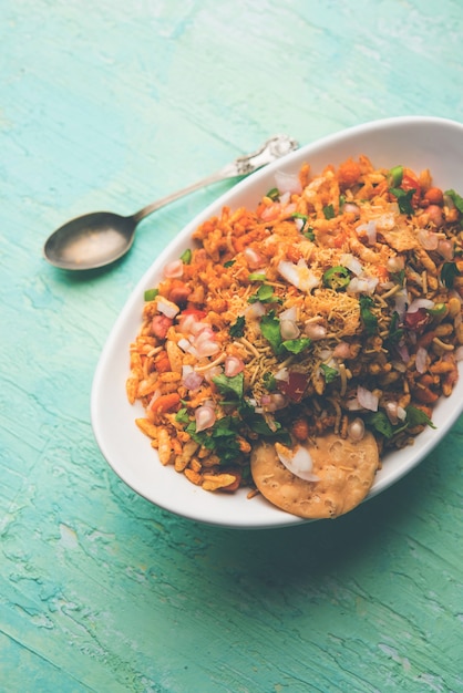 Bhelpuri Chaat ou chat é uma comida saborosa de beira de estrada da Índia, servido em uma tigela ou prato. foco seletivo