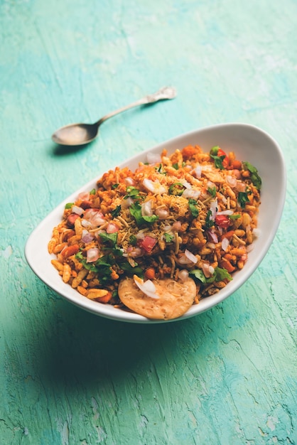 Bhelpuri chaat ou chat é uma comida saborosa de beira de estrada da índia, servido em uma tigela ou prato. foco seletivo