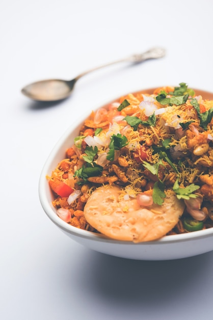 Bhelpuri Chaat ou chat é uma comida saborosa de beira de estrada da Índia, servido em uma tigela ou prato. foco seletivo