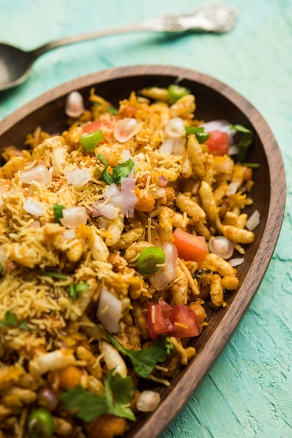 Bhelpuri Chaat ou chat é uma comida saborosa de beira de estrada da Índia, servido em uma tigela ou prato. foco seletivo