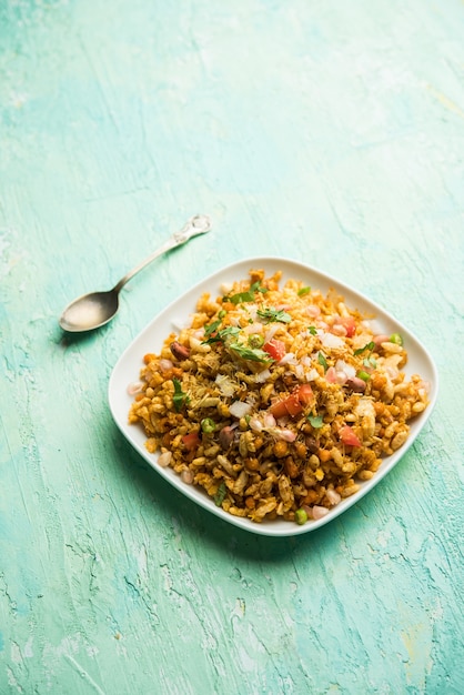 Bhelpuri Chaat ou chat é uma comida saborosa de beira de estrada da Índia, servido em uma tigela ou prato. foco seletivo