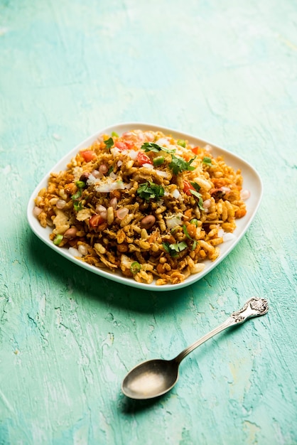 Bhelpuri Chaat ou chat é uma comida saborosa de beira de estrada da Índia, servido em uma tigela ou prato. foco seletivo