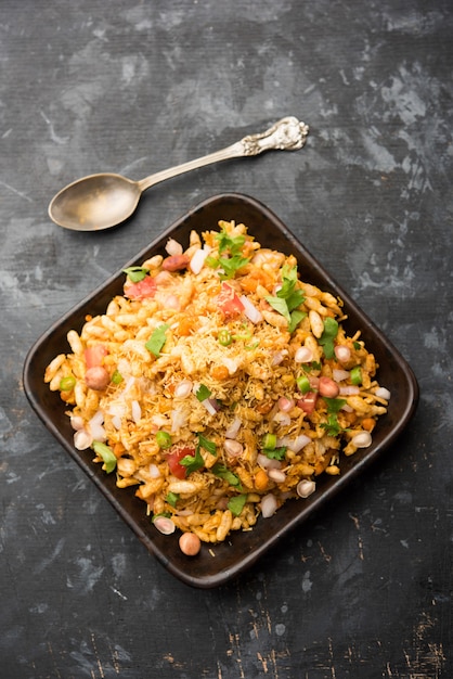 Bhelpuri Chaat ou chat é uma comida saborosa de beira de estrada da Índia, servido em uma tigela ou prato. foco seletivo