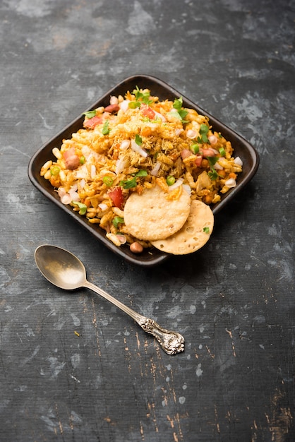 Bhelpuri Chaat ou chat é uma comida saborosa de beira de estrada da Índia, servido em uma tigela ou prato. foco seletivo