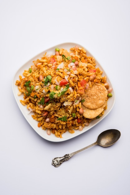 Bhelpuri Chaat ou chat é uma comida saborosa de beira de estrada da Índia, servido em uma tigela ou prato. foco seletivo