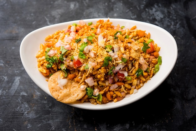 Bhelpuri Chaat ou chat é uma comida saborosa de beira de estrada da Índia, servido em uma tigela ou prato. foco seletivo