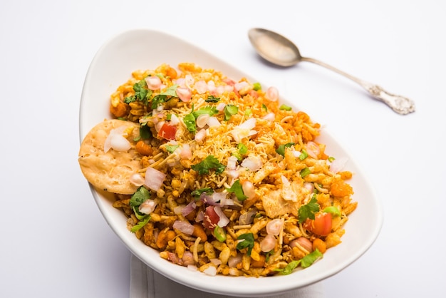 Bhelpuri Chaat ou chat é uma comida saborosa de beira de estrada da Índia, servido em uma tigela ou prato. foco seletivo