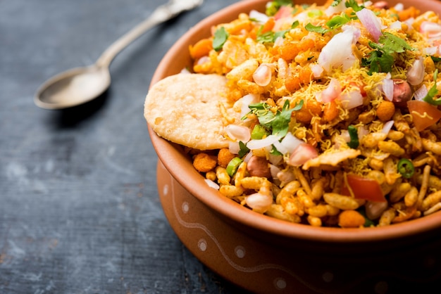 Bhelpuri Chaat ou chat é uma comida saborosa de beira de estrada da Índia, servido em uma tigela ou prato. foco seletivo