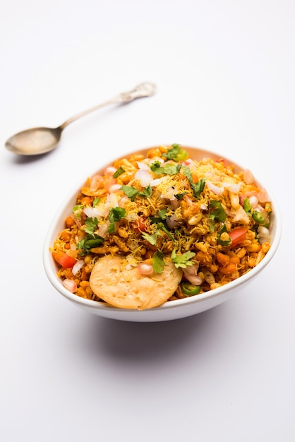 Bhelpuri Chaat ou chat é uma comida saborosa de beira de estrada da Índia, servido em uma tigela ou prato. foco seletivo